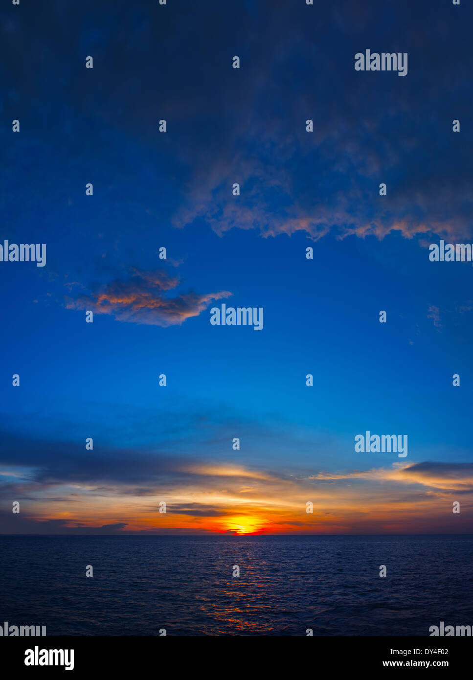 Bella di colore scuro il cielo al tramonto - verticale seascape Foto Stock