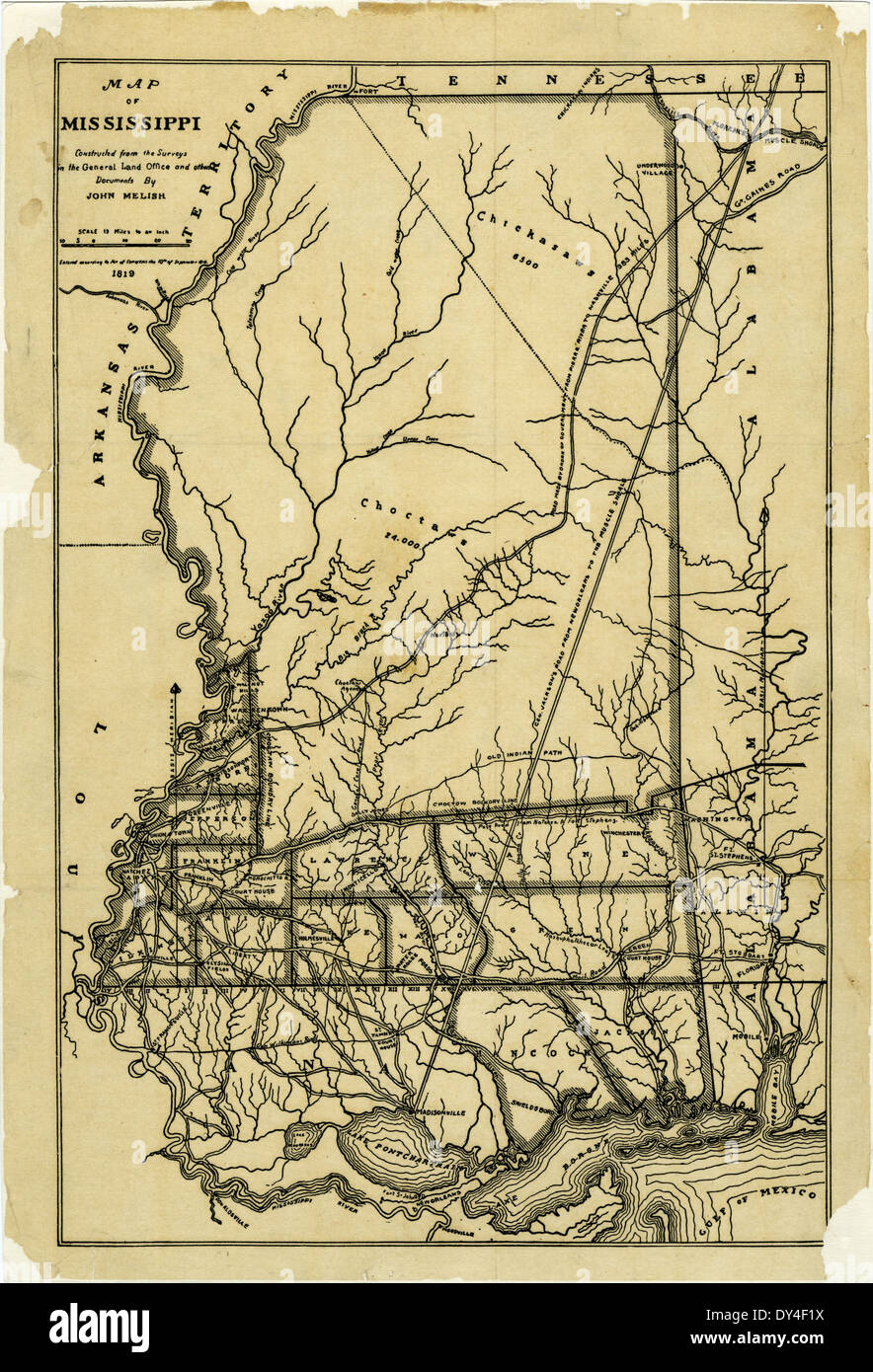 Una vivace scena a Brookhaven, Mississippi, che cattura le attività quotidiane di residenti e visitatori. La fotografia riflette la vibrante atmosfera di una piccola città del sud durante una giornata intensa, con auto, pedoni e aziende locali visibili sullo sfondo. Foto Stock