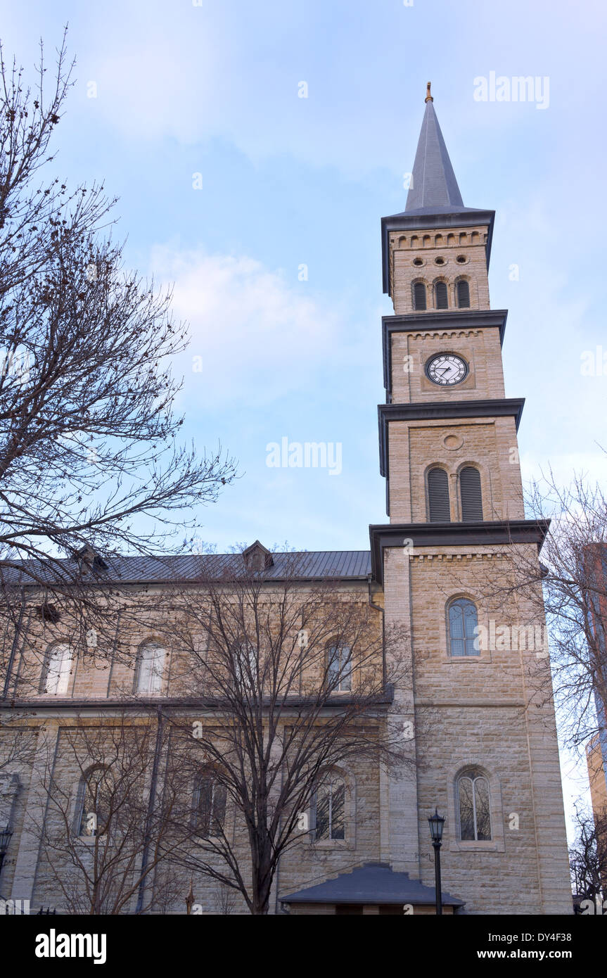 Chiesa storica con la torre dell orologio e la guglia in Saint Paul Minnesota Foto Stock