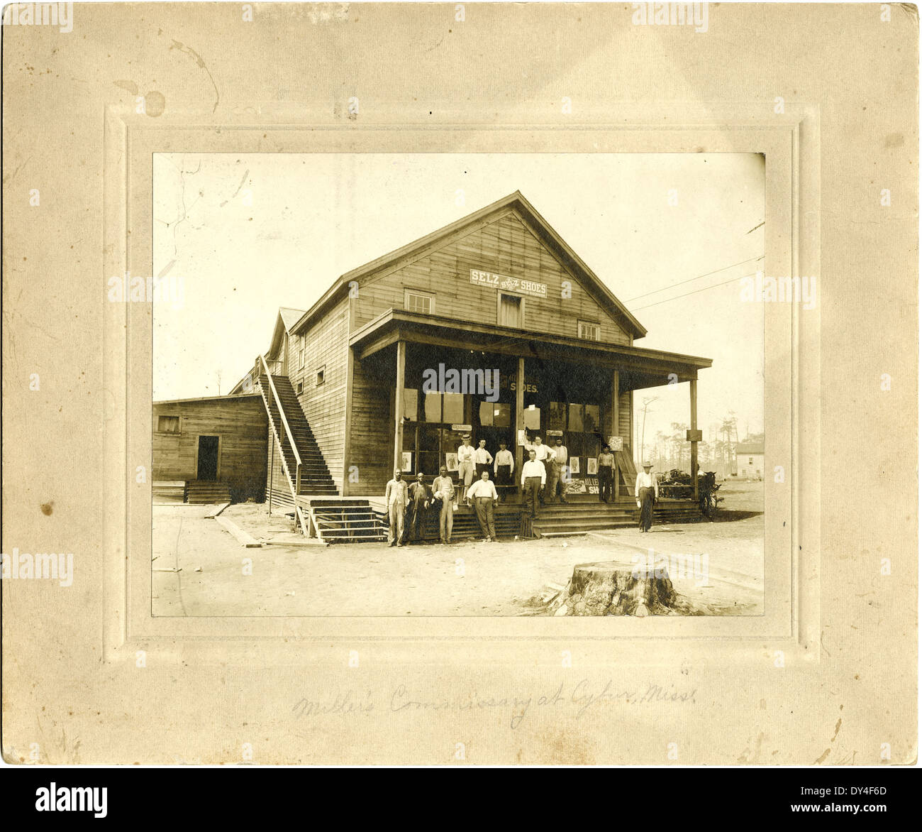 Questa foto cattura l'atmosfera vivace di Brookhaven, Mississippi, mostrando una giornata impegnativa con i residenti impegnati in attività quotidiane. Riflette la vivace vita locale della città durante i primi anni del XX secolo. Foto Stock