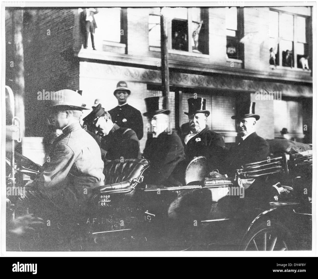 Un'altra fotografia di Brookhaven, Mississippi, che raffigura la vivace attività della città, offrendo un'istantanea della vita quotidiana della comunità durante la metà degli anni '1900 Foto Stock