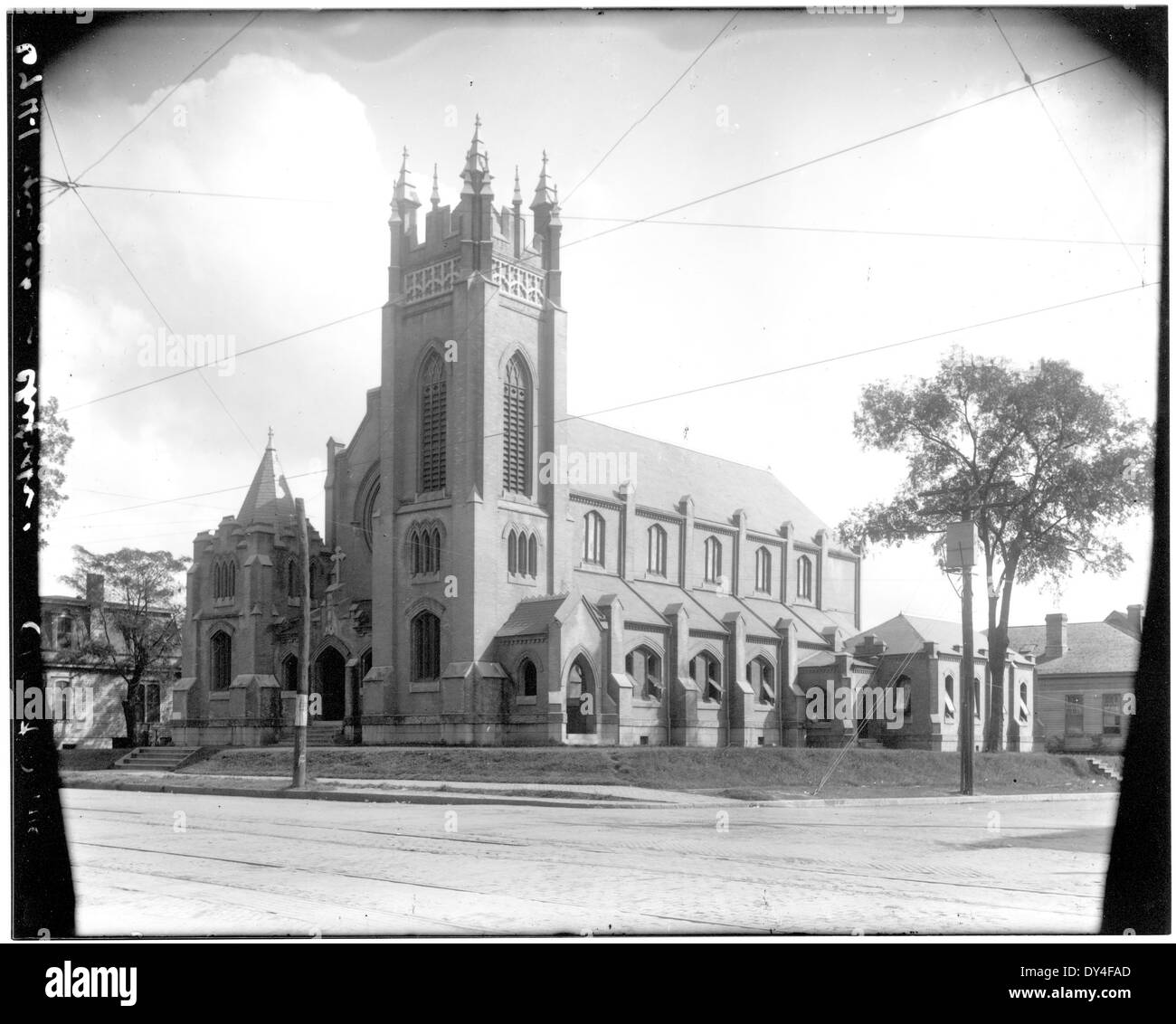 Una scena movimentata a Brookhaven, Mississippi, che cattura la vibrante attività quotidiana della città. L'immagine mette in evidenza le attività locali, i residenti e il traffico, offrendo uno sguardo sulla vita di una città del Mississippi della metà del XX secolo. Foto Stock