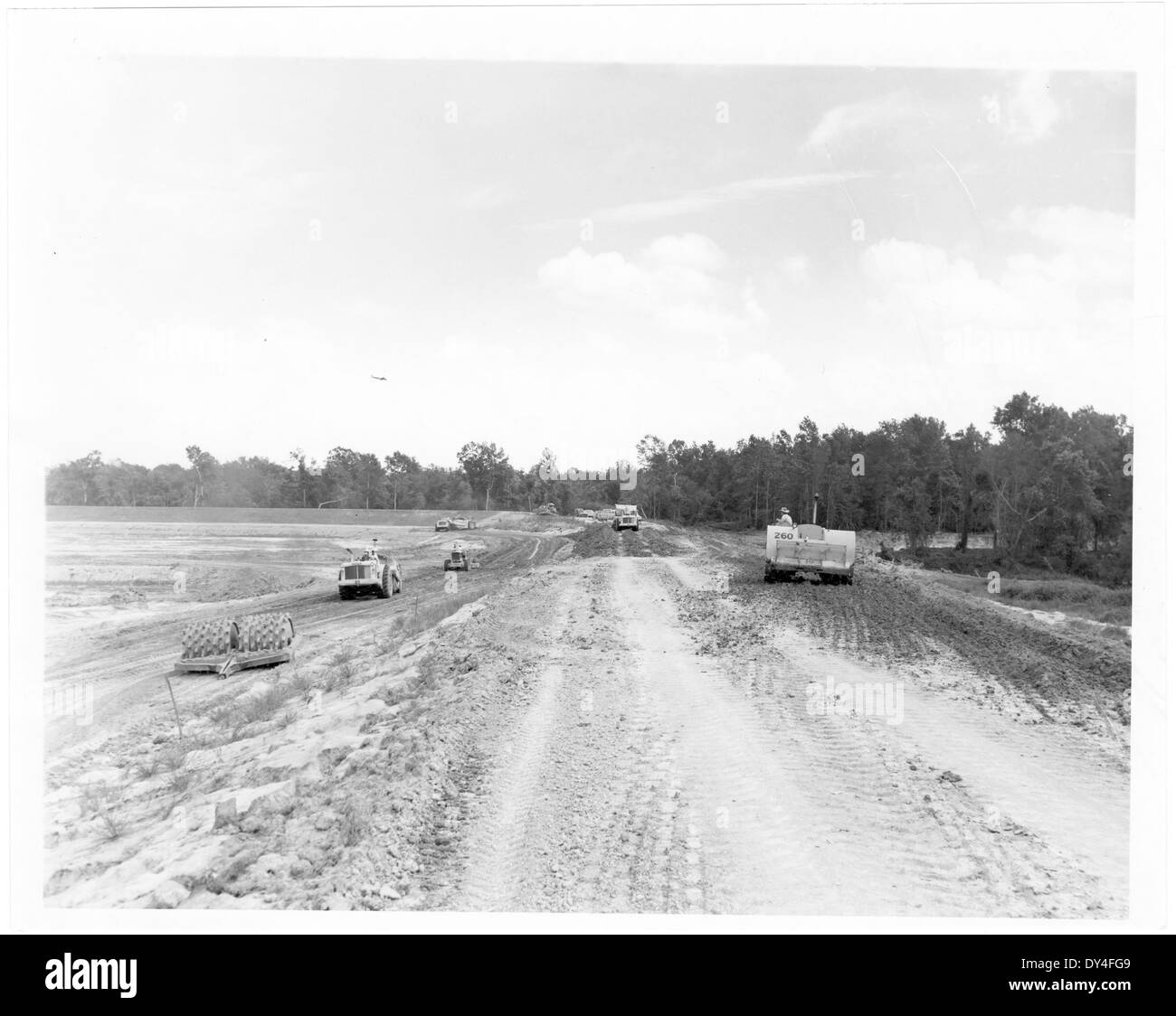 Una giornata impegnativa a Brookhaven, Mississippi, catturata durante un momento della metà del XX secolo. L'immagine mette in evidenza le strade trafficate e le attività quotidiane della città, riflettendo la sua vivace vita comunitaria. Foto Stock