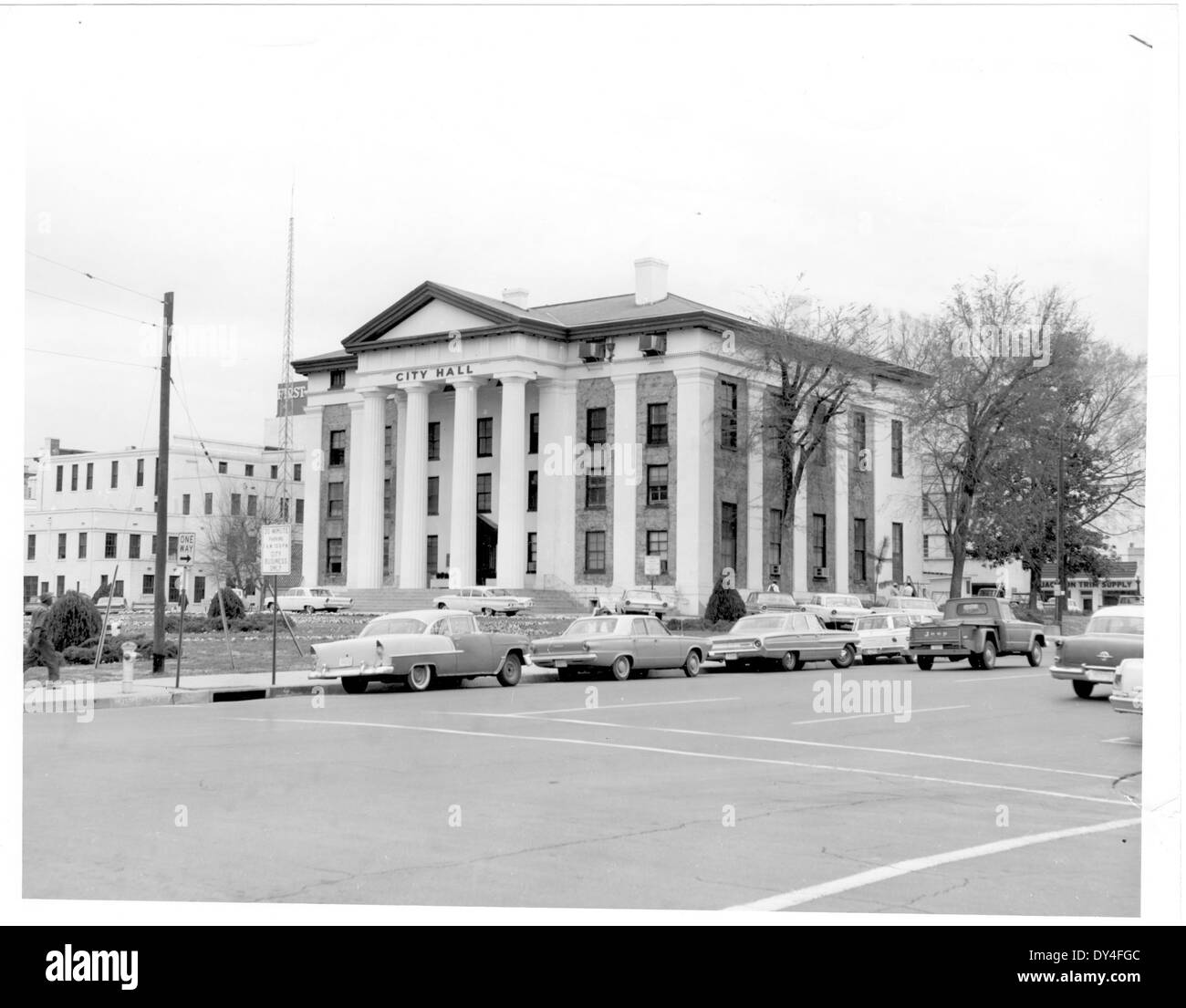 Una vivace scena di strada a Brookhaven, Mississippi, cattura la vivace vita quotidiana della città, con pedoni, veicoli e aziende locali che contribuiscono alla sua atmosfera attiva. Foto Stock