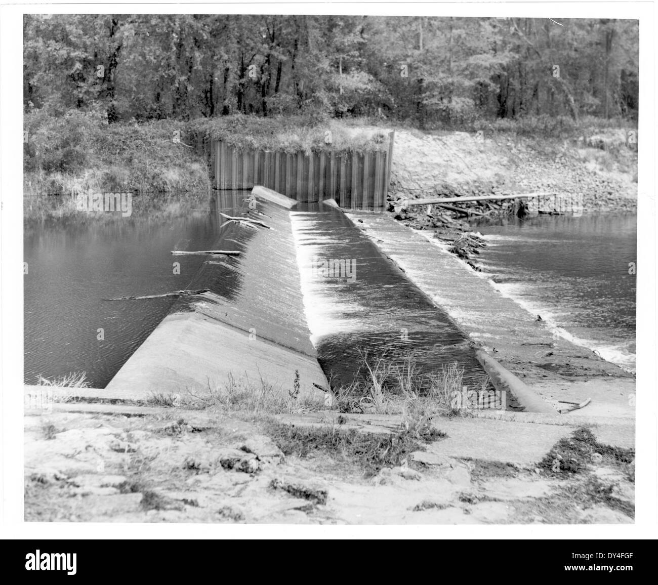 Una giornata impegnativa a Brookhaven, Mississippi, si riflette nel trambusto della città. L'area mette in mostra la vita quotidiana, con particolare attenzione al commercio locale, all'attività della comunità e alla crescita di questo ambiente di piccole città. Foto Stock