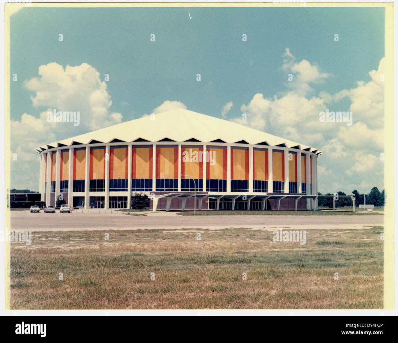 Questa fotografia raffigura la vivace vita di Brookhaven, Mississippi, illustrando la vibrante atmosfera della città durante la metà del XX secolo. Offre uno sguardo sulle interazioni e le attività quotidiane della comunità. Foto Stock