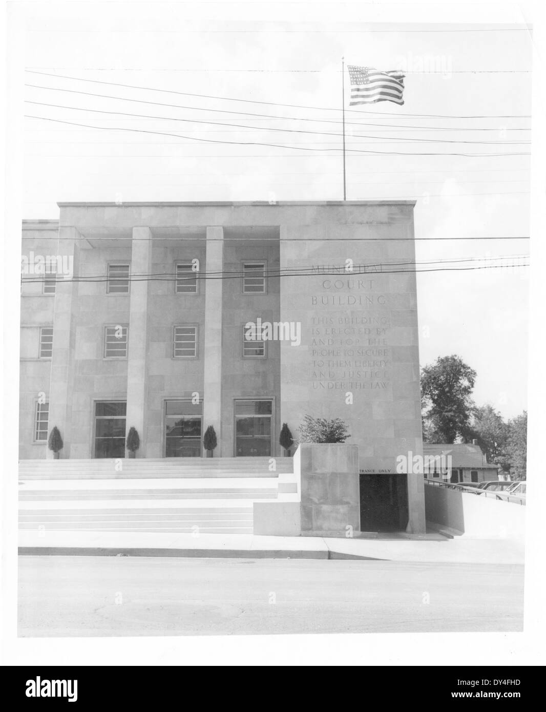 Questa foto cattura una giornata impegnativa a Brookhaven, Mississippi, illustrando la vivace attività della città e il traffico locale tipico delle piccole città americane a metà del XX secolo. Foto Stock