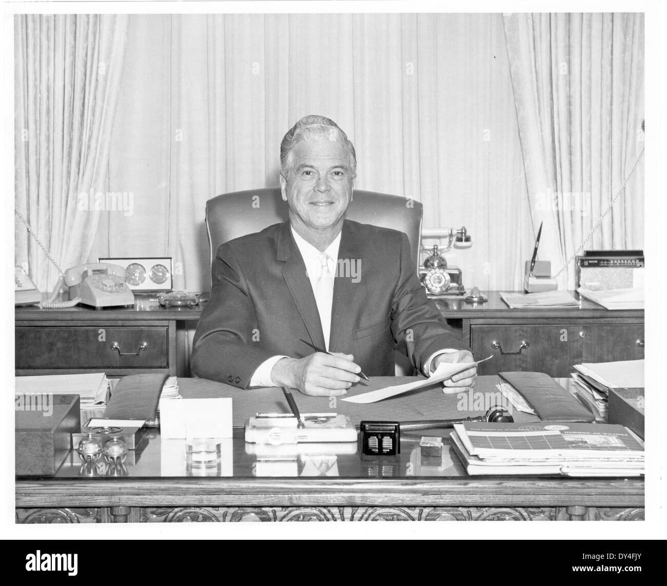 Una giornata impegnativa a Brookhaven, Mississippi, come fotografato in una fotografia storica, che mostra la vivace vita di strada, il traffico e il commercio della città. Foto Stock