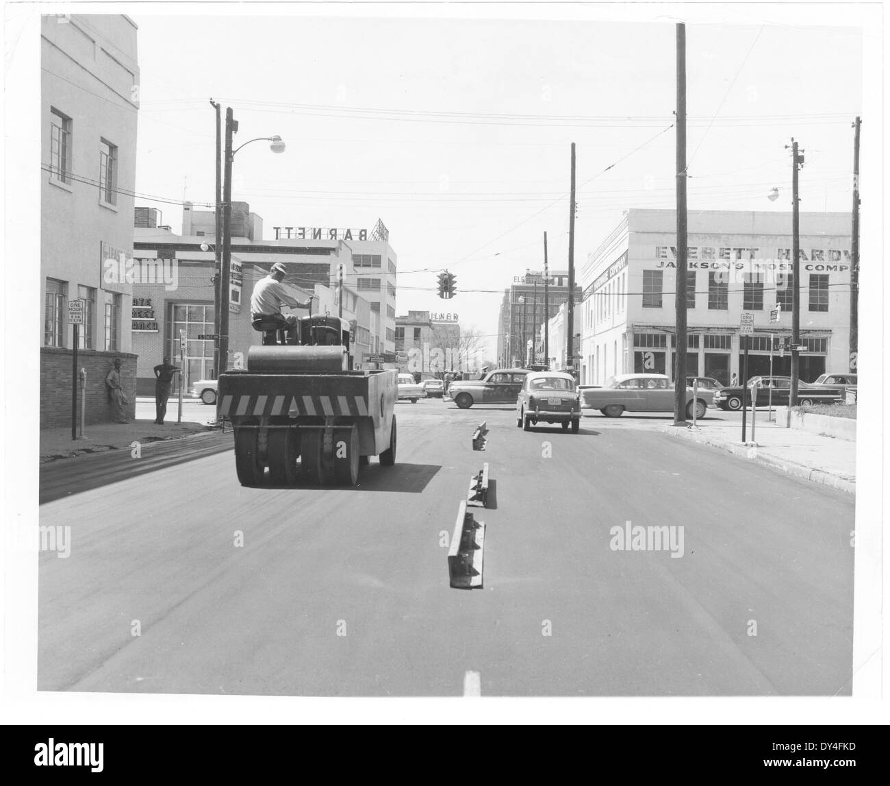 In questa fotografia è scattato il trambusto di una giornata tipica a Brookhaven, Mississippi, che mostra le strade attive e la vivace comunità della piccola città durante gli anni '1950 Foto Stock