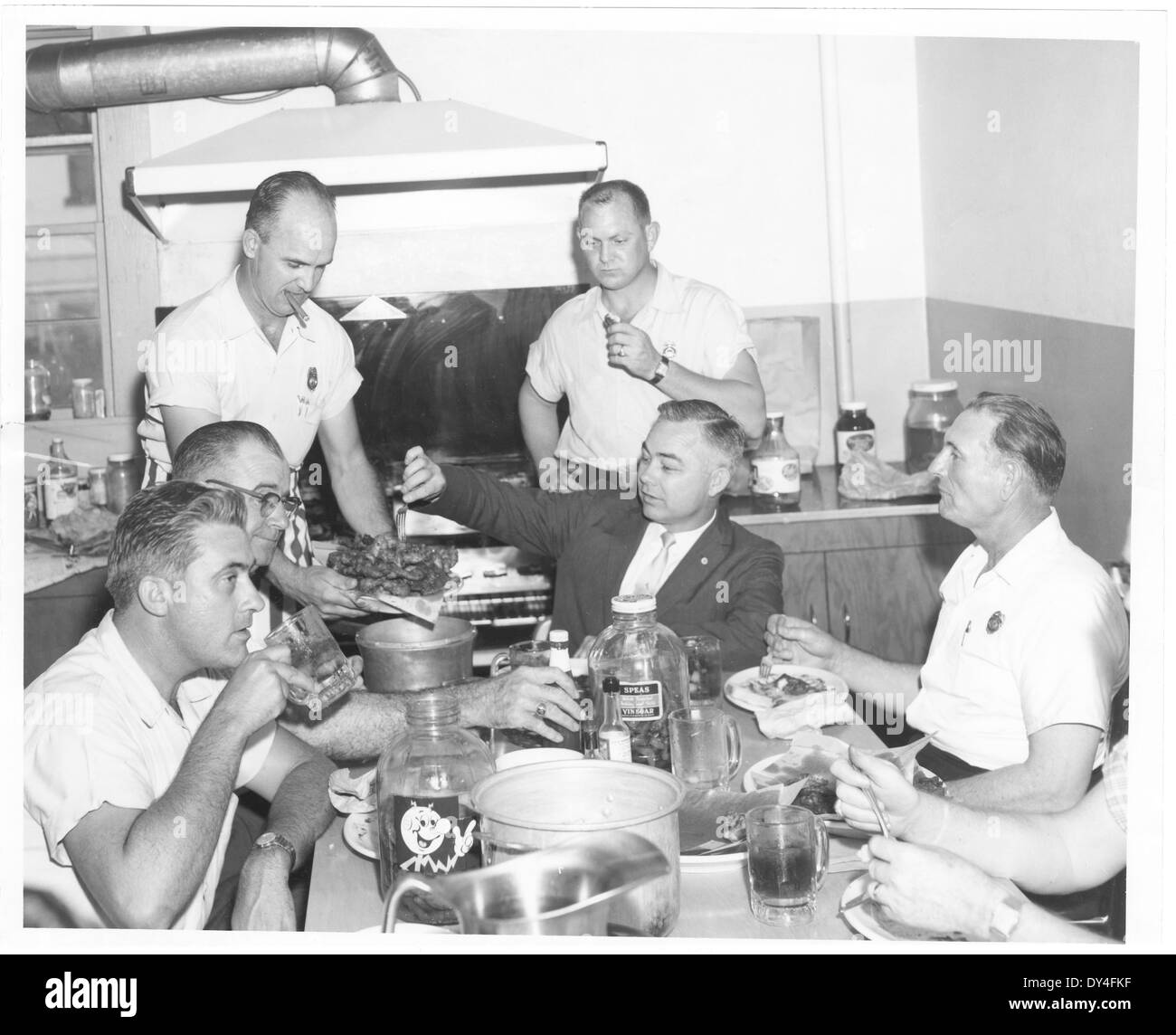 Brookhaven, Mississippi, è piena di attività in questa fotografia dell'inizio del XX secolo, che riflette una vivace scena comunitaria e una vita pubblica attiva nella piccola città. Foto Stock