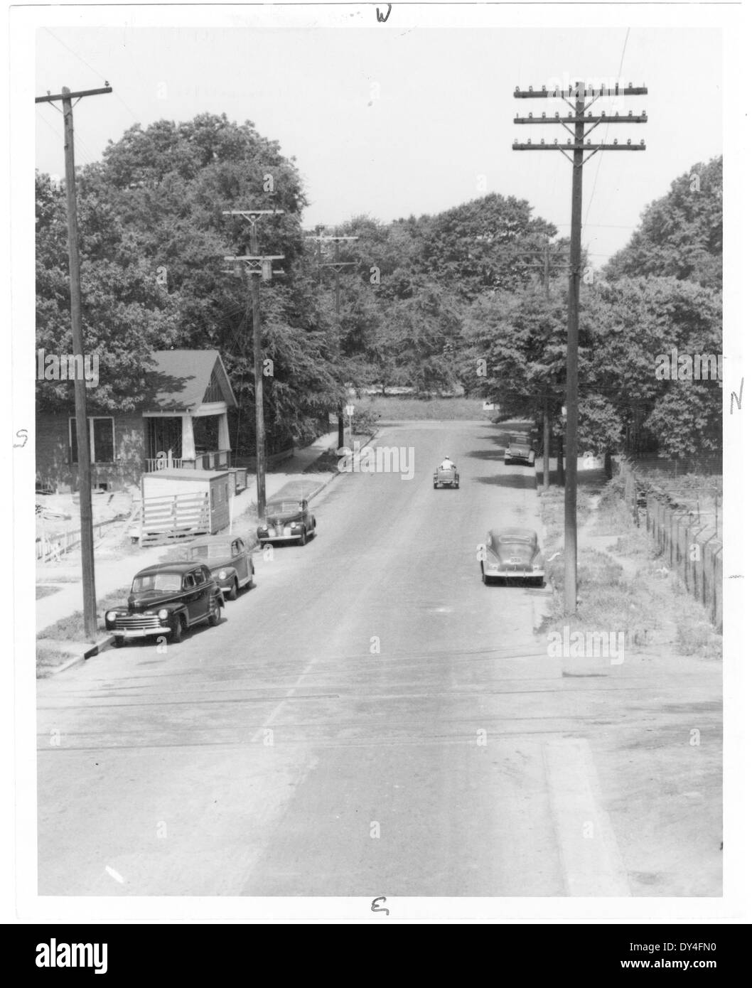 Una giornata impegnativa a Brookhaven, Mississippi, cattura l'atmosfera vivace della città. L'immagine mostra probabilmente pedoni, traffico stradale e aziende locali che contribuiscono alla vibrante energia della città e alla vita della comunità. Foto Stock