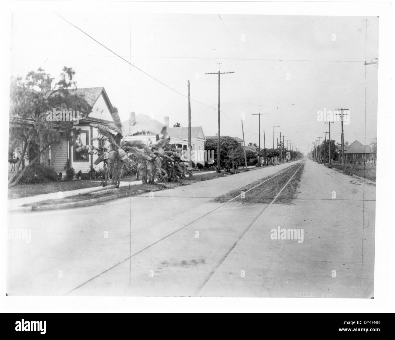 Una trafficata scena di strada a Brookhaven, Mississippi, che mostra un'atmosfera vibrante con persone e veicoli all'inizio del XX secolo. Foto Stock