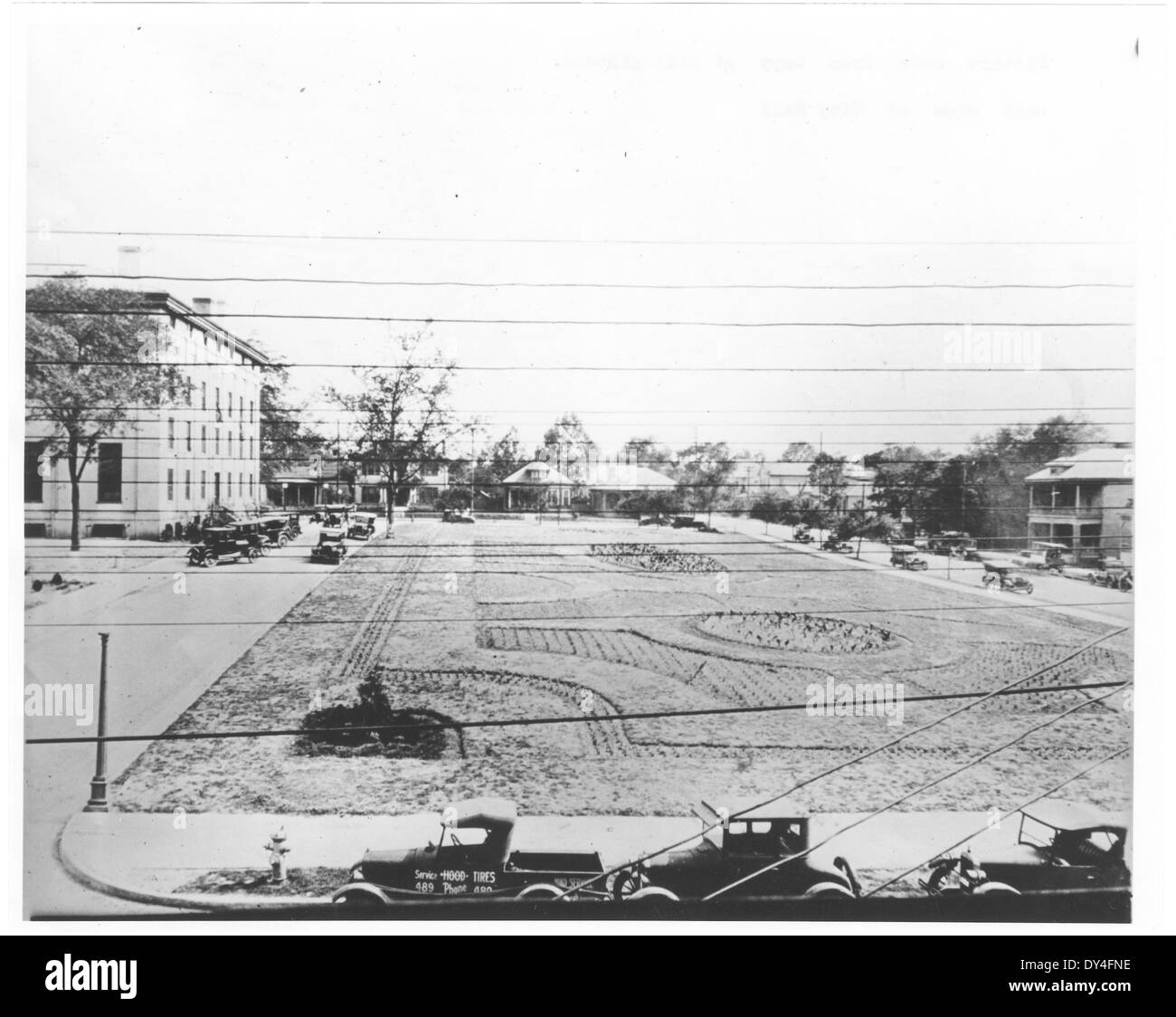 Una vivace scena di strada a Brookhaven, Mississippi, che riflette le vivaci attività quotidiane della città con auto, pedoni e commercio locale. Foto Stock