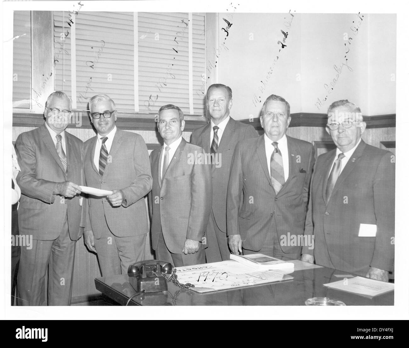 Questa fotografia cattura una giornata impegnativa a Brookhaven, Mississippi, mostrando l'attività, le attività commerciali e la vita locale della città. Riflette la dinamica atmosfera di comunità di una piccola città del Sud all'inizio del XX secolo. Foto Stock