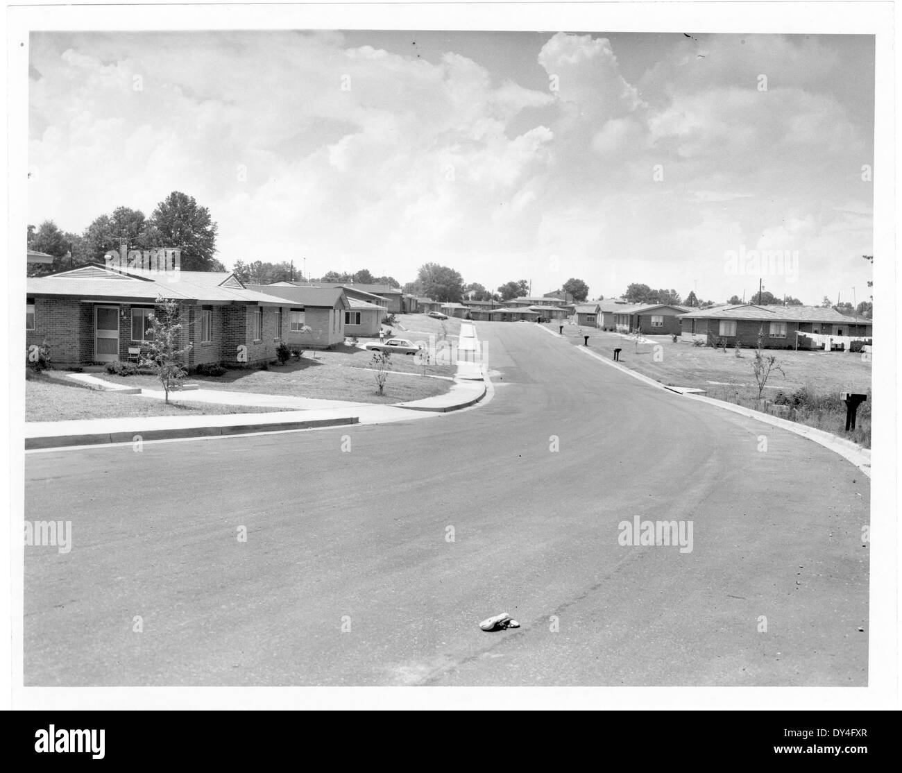 Questa immagine raffigura una giornata intensa a Brookhaven, Mississippi, che mostra l'atmosfera attiva delle strade della città e delle aziende locali. Foto Stock