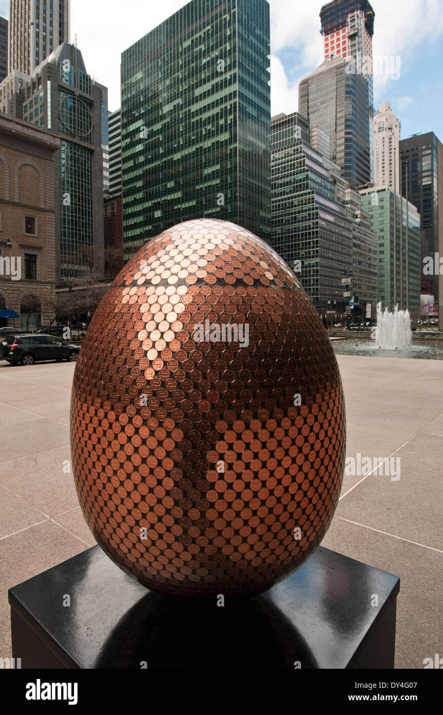 New York, NY - Aprile 6, 1214: Il Golden Lincoln cento uova, creato dall'artista Jane Morgan, viene visualizzato a 375 Park Avenue durante il Faberge uovo grande caccia durante aprile 1-17 (uovo #6). Questo uovo è uno dei circa 275 creato da famosi designer e visualizzata in tutta la città di New York. Il pubblico è incoraggiato a individuare le uova con uno smartphone app per avere la possibilità di vincere dei premi. Proventi della vendita di uova e di altre merci vai alla carità. Foto Stock