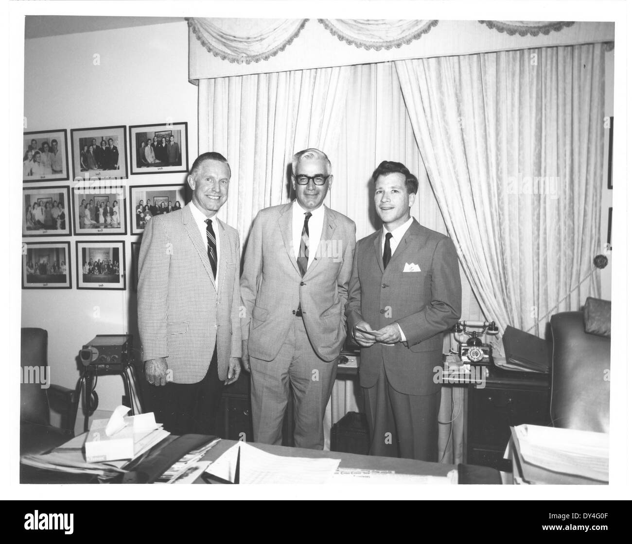Questa immagine cattura la vivace vita di strada di Brookhaven, Mississippi, mostrando una giornata intensa con il commercio locale e le attività pubbliche centrali al ritmo quotidiano della città. Foto Stock
