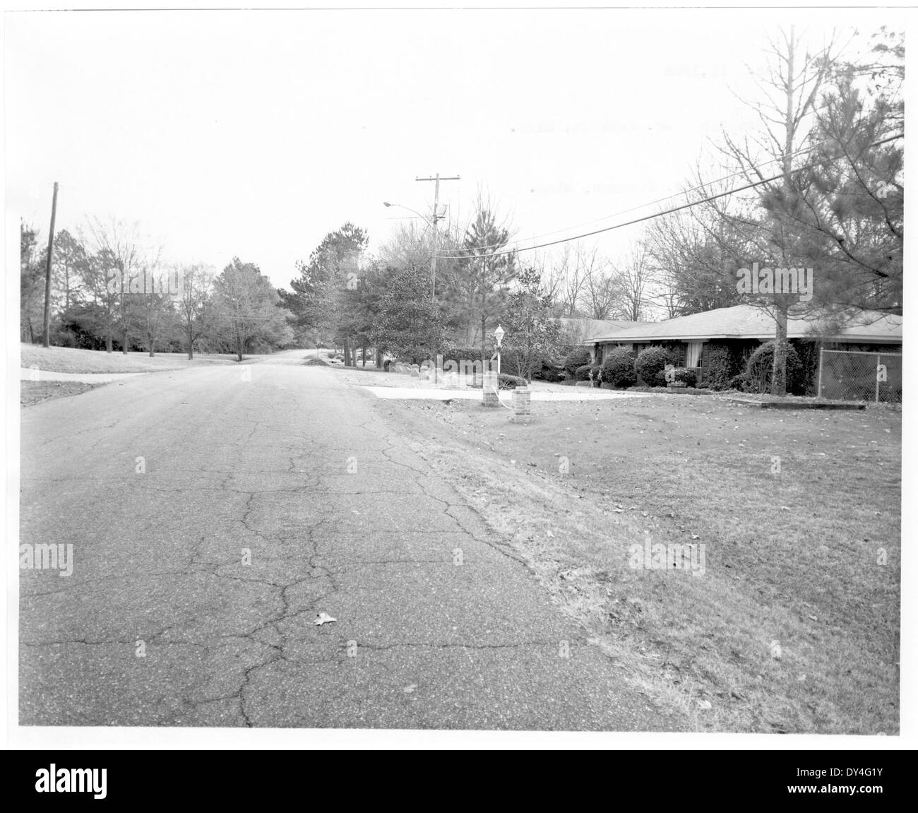Una vivace scena di strada a Brookhaven, Mississippi, che mostra la vita quotidiana con persone e veicoli, catturando l'atmosfera vibrante della città. Foto Stock