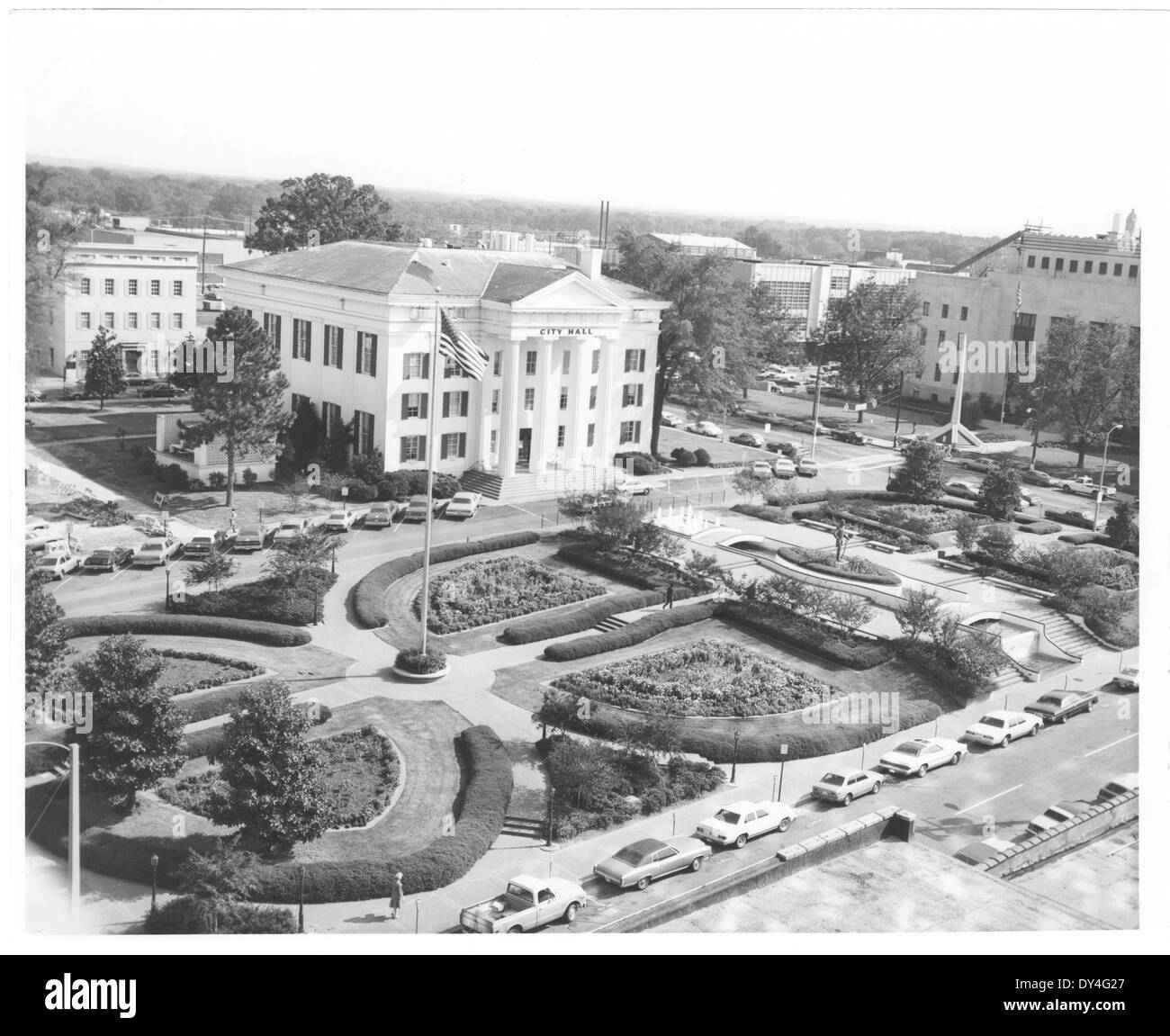 Questa fotografia cattura una giornata impegnativa a Brookhaven, Mississippi, con strade trafficate e gente che svolge le proprie attività quotidiane, mostrando la vibrante atmosfera della città. Foto Stock