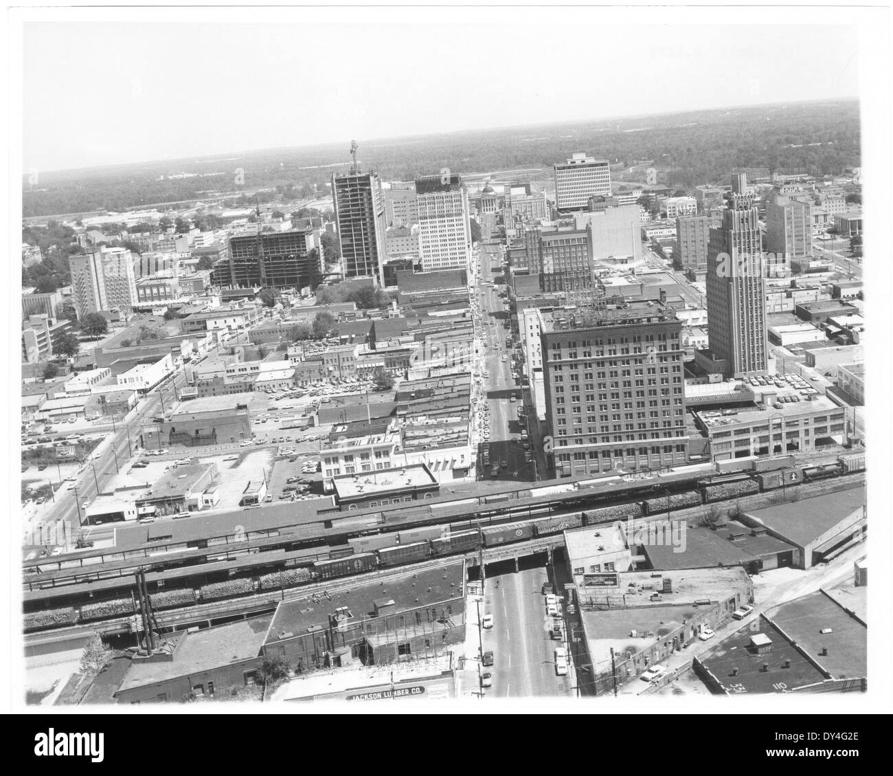 Una giornata impegnativa a Brookhaven, Mississippi, che mostra l'atmosfera attiva della città. Questa foto della metà del XX secolo cattura la vita quotidiana e gli eventi locali nella comunità. Foto Stock