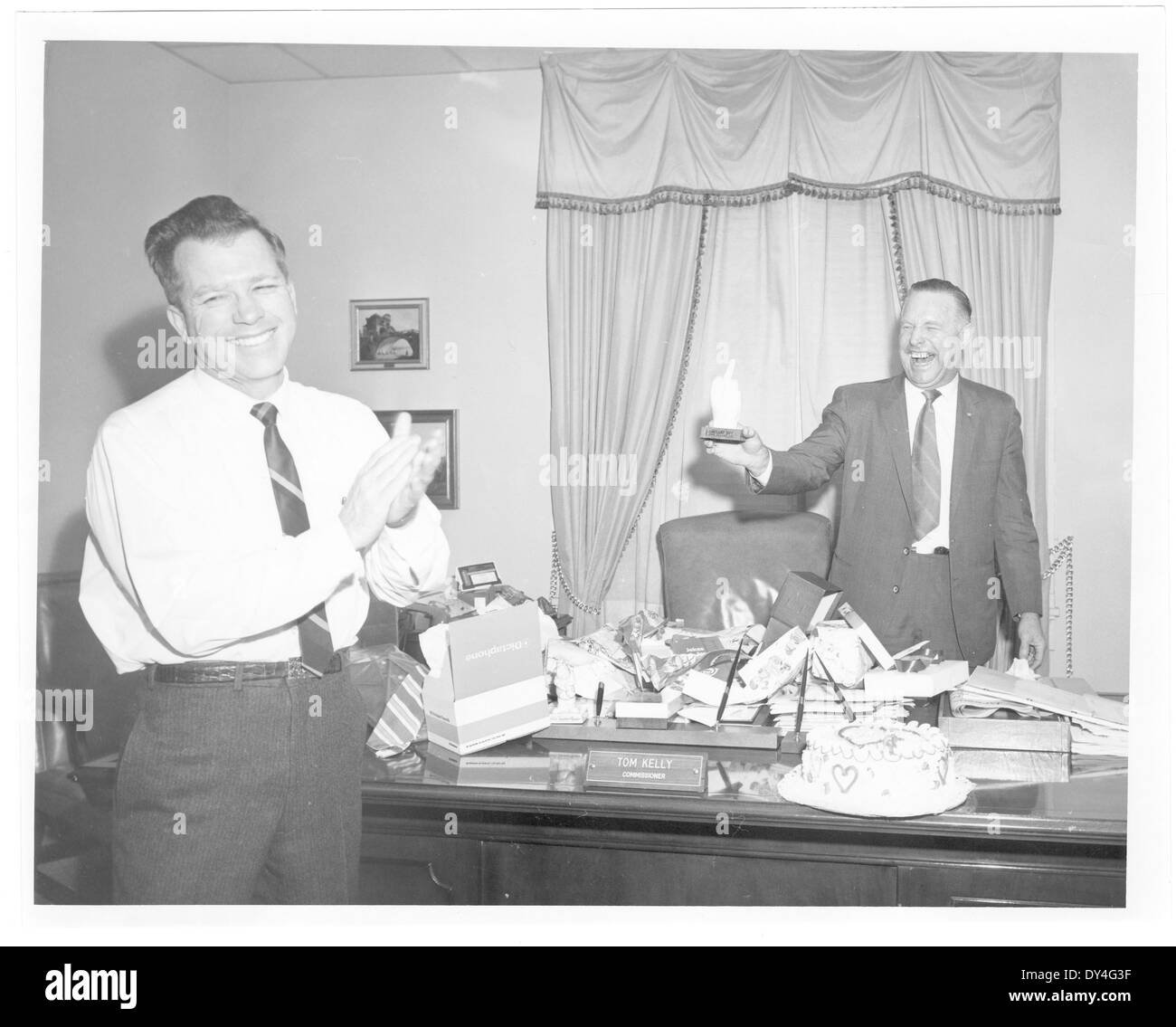 Un'altra scena che cattura la movimentata vita quotidiana di Brookhaven, Mississippi, che riflette la vibrante attività e la vita comunitaria della città durante la metà del XX secolo. Foto Stock