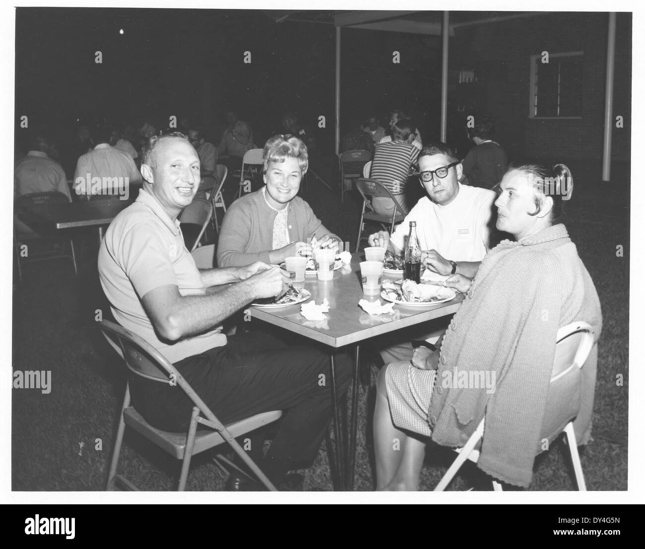 Questa fotografia cattura l'atmosfera vivace di Brookhaven, Mississippi, con strade attive e cittadini impegnati, che riflettono la vivace vita della comunità cittadina. Foto Stock