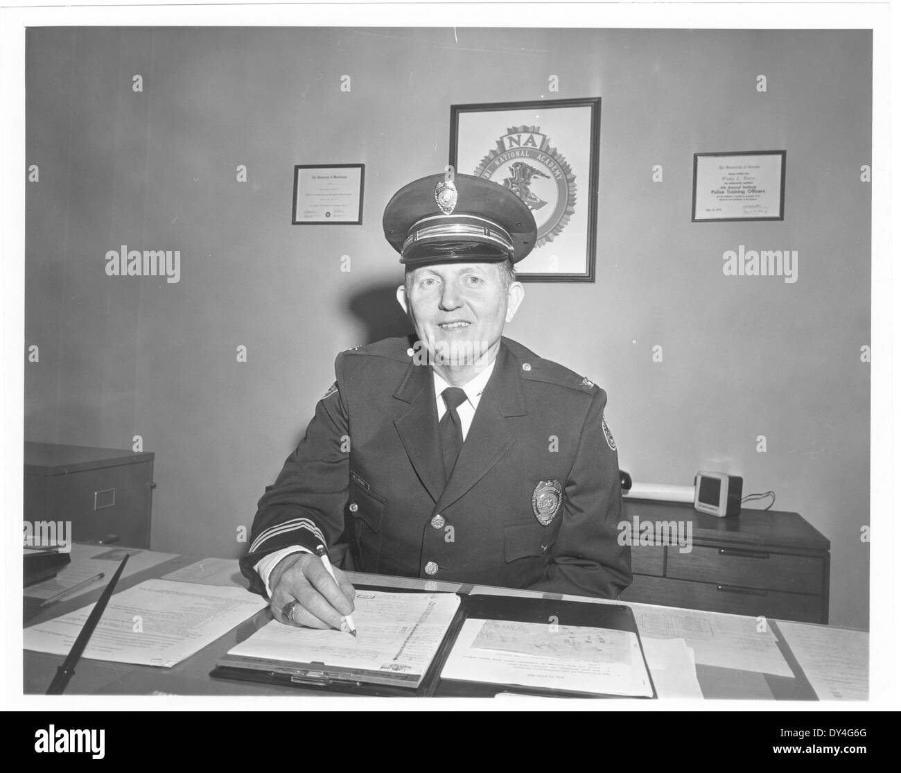 Questa immagine cattura una giornata impegnativa a Brookhaven, Mississippi, mostrando la vivace vita di strada e l'attività della comunità che ha definito l'atmosfera della città durante questo periodo. Foto Stock