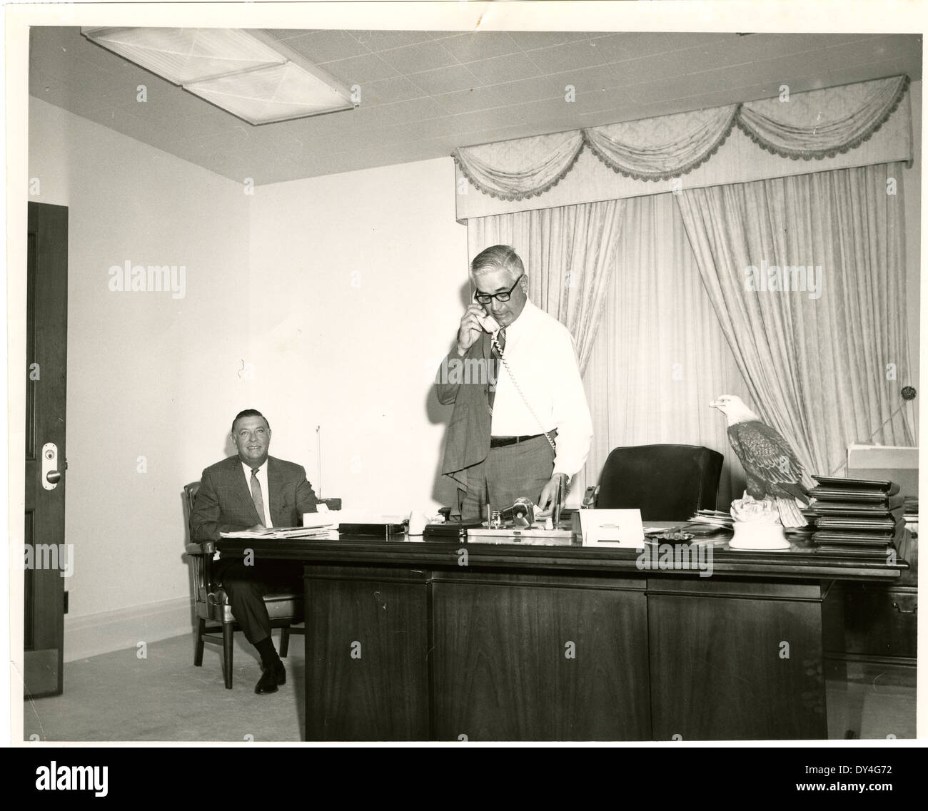 Una vivace scena di strada a Brookhaven, Mississippi, che raffigura le attività quotidiane dei residenti della città. La foto cattura la vivace vita della comunità durante una giornata intensa. Foto Stock