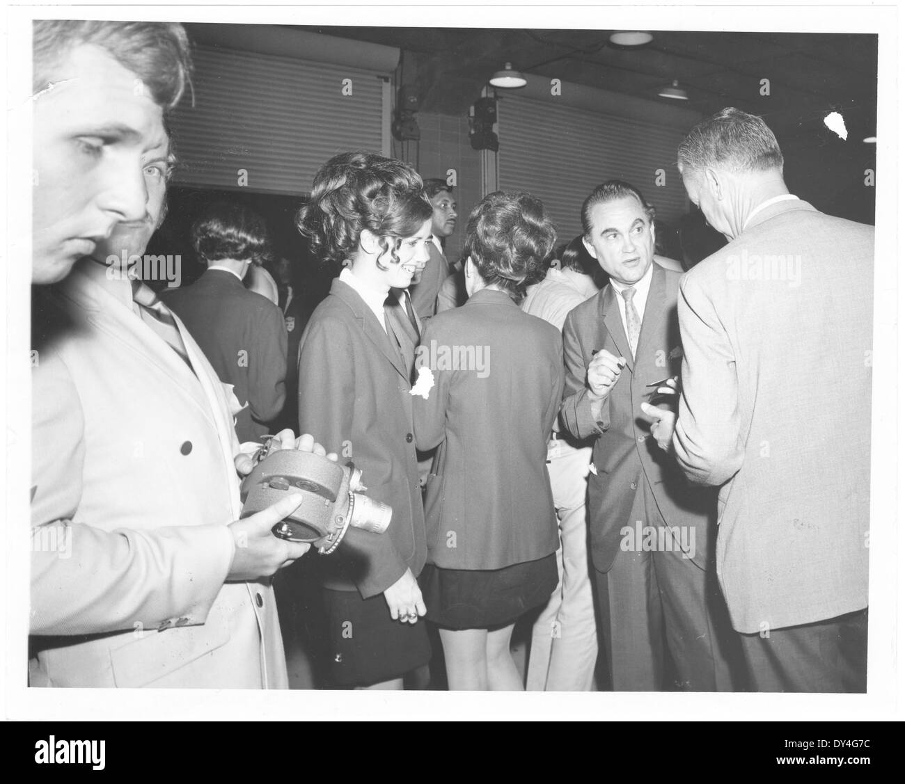 Cartolina che raffigura una giornata movimentata a Brookhaven, Mississippi, e cattura la vivace vita di strada e le attività della comunità. Foto Stock