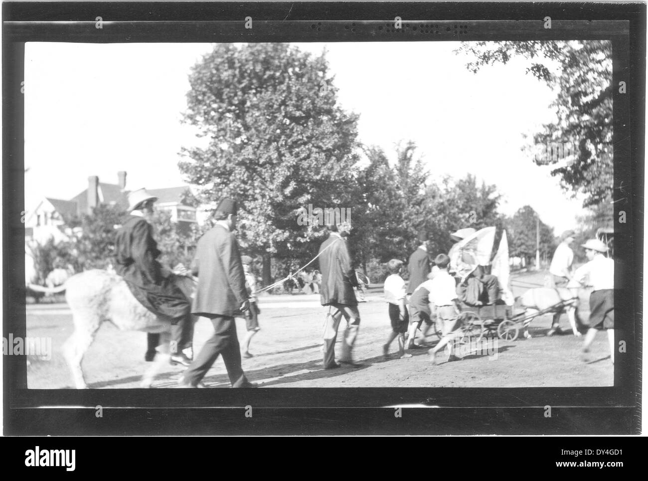 Una fotografia vibrante che cattura l'atmosfera frenetica di Brookhaven, Mississippi, con i residenti impegnati in attività quotidiane nel centro della città. Foto Stock
