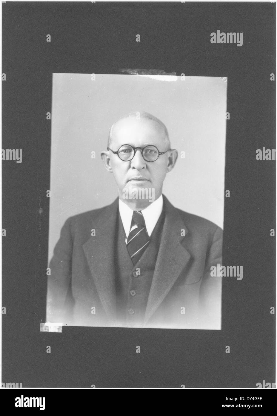 Questa immagine cattura una giornata impegnativa a Brookhaven, Mississippi, mostrando le strade attive della città e la vivace vita della comunità durante la metà del XX secolo. Mette in evidenza gli eventi locali e le attività quotidiane che hanno plasmato il tessuto sociale della città. Foto Stock