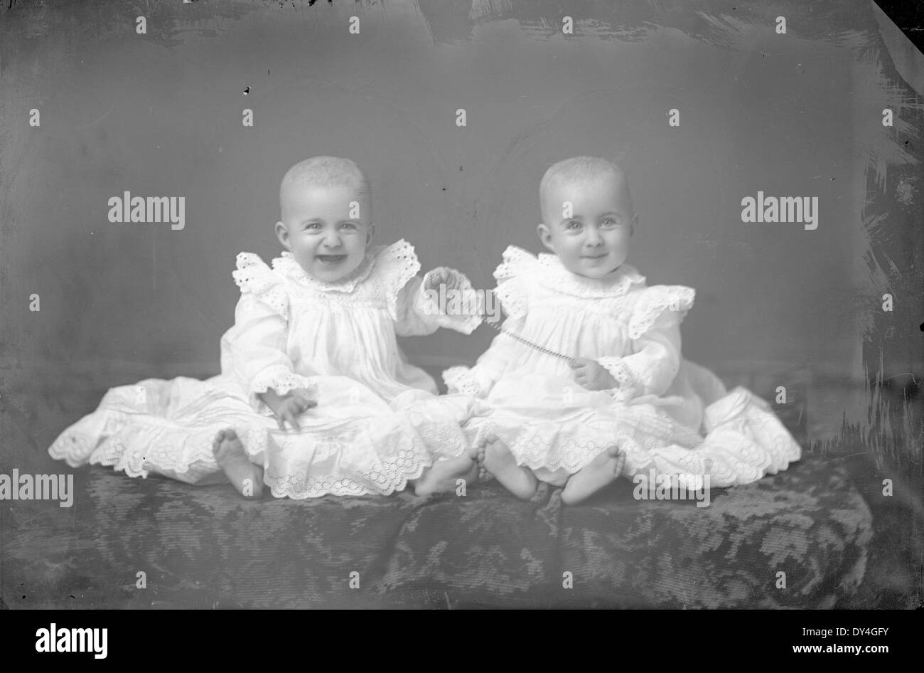 Cartolina che raffigura una giornata movimentata a Brookhaven, Mississippi, e cattura la vivace vita di strada e le attività della comunità. Foto Stock