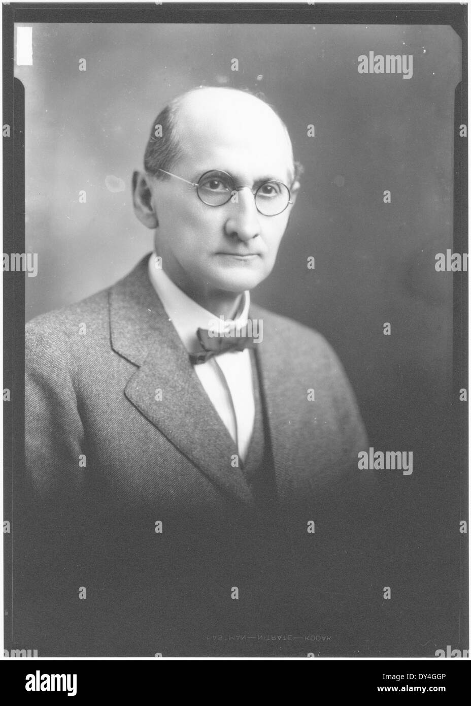 Questa immagine cattura una vivace scena a Brookhaven, Mississippi, mettendo in evidenza le attività quotidiane e il commercio locale che hanno definito la vivace comunità della città durante la metà del XX secolo. Foto Stock