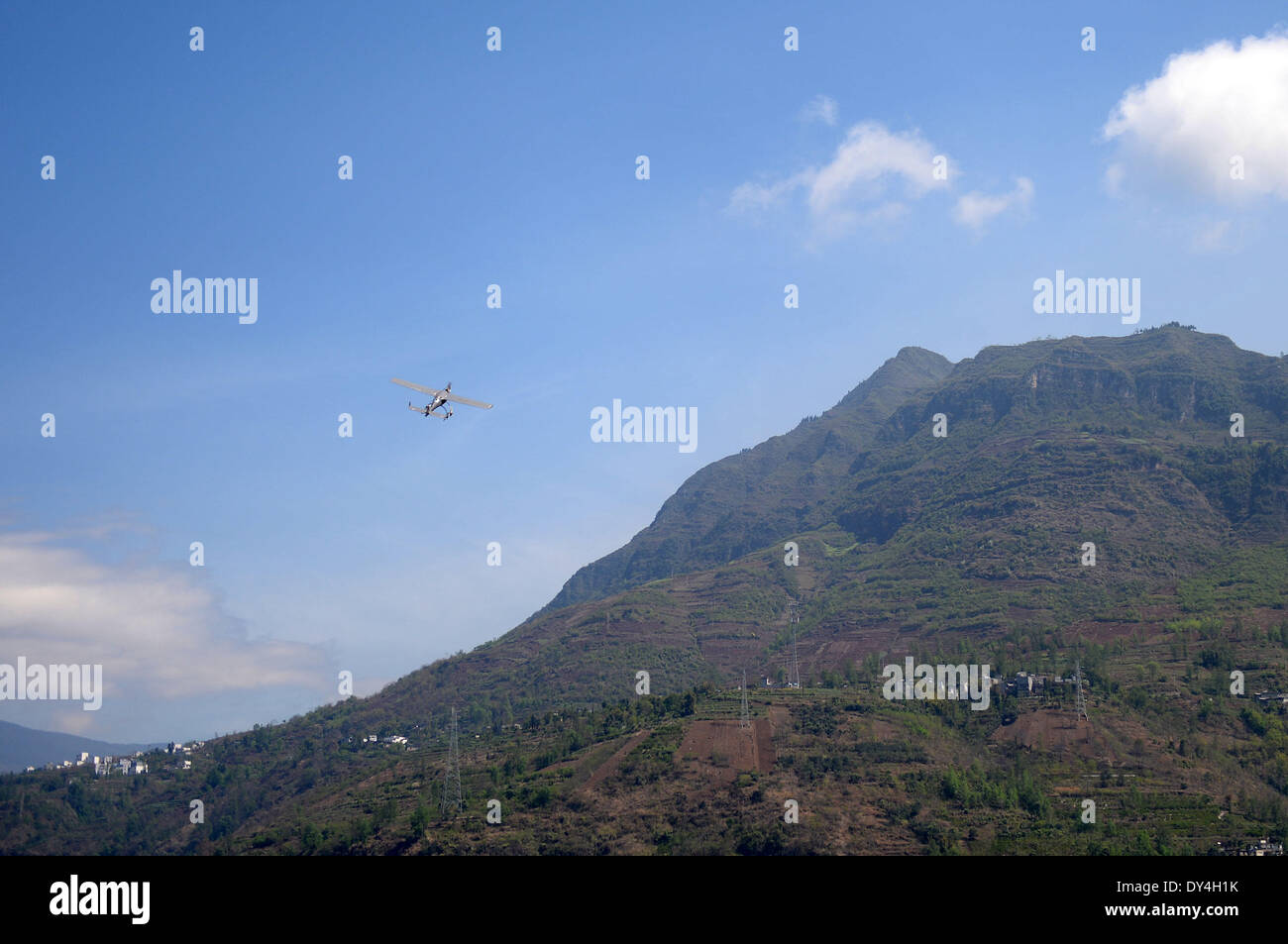 Yongshan cinese della provincia dello Yunnan. 6 apr, 2014. Un drone controllato dal Yunnan Basic Rilevamento e mappatura Technology Center vola sopra il quake-ha colpito la zona in Yongshan County, a sud-ovest della Cina di Provincia di Yunnan, Aprile 6, 2014. Un drone è stato spedito per catturare immagini di quake-colpire aree in Yongshan domenica, per valutare quake danni alla città. © Hu Chao/Xinhua/Alamy Live News Foto Stock