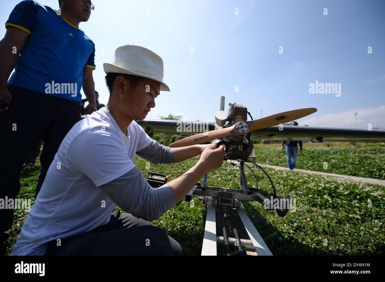Yongshan cinese della provincia dello Yunnan. 6 apr, 2014. Un membro del personale con la base dello Yunnan Rilevamento e mappatura Technology Center esegue il test di un drone a quake-ha colpito la zona in Yongshan County, a sud-ovest della Cina di Provincia di Yunnan, Aprile 6, 2014. Un drone è stato spedito per catturare immagini di quake-colpire aree in Yongshan domenica, per valutare quake danni alla città. © Hu Chao/Xinhua/Alamy Live News Foto Stock