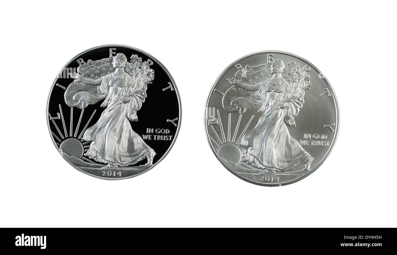 Primo piano di una prova e che non circola American Eagle Silver Dollar monete affiancati isolato su bianco Foto Stock