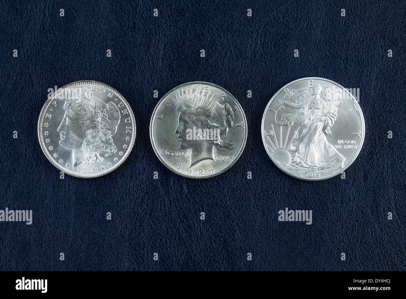 Closeup foto orizzontale di una Morgan, pace e American Eagle argento di dollari sul blu titolare di vinile Foto Stock