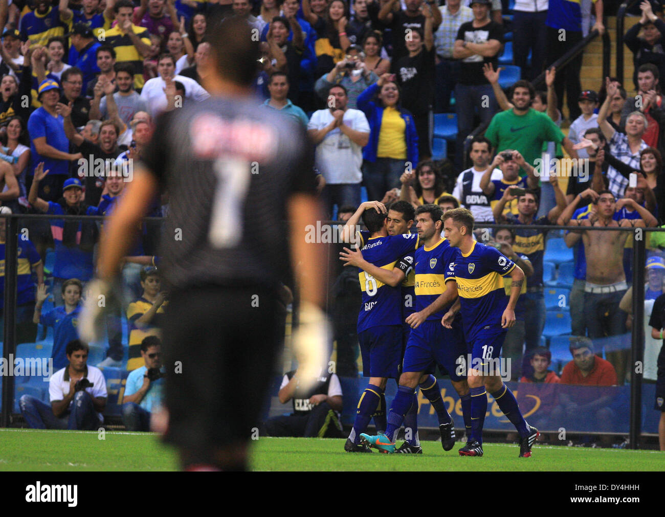 Buenos Aires, Argentina. 6 apr, 2014. I giocatori del Boca Juniors celebrare la squadra di rigature durante il match di 2014 Torneo finale contro il Godoy Cruz di Alberto J. Armando Stadium di Buenos Aires, capitale dell'Argentina, il 6 aprile 2014. © Martin Zabala/Xinhua/Alamy Live News Foto Stock