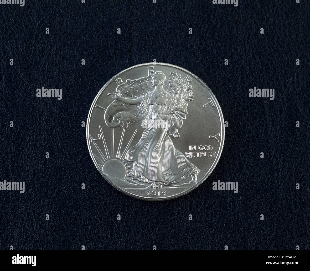 Primo piano di una non circola American Eagle Silver Dollar Coin su blu scuro titolare di vinile Foto Stock