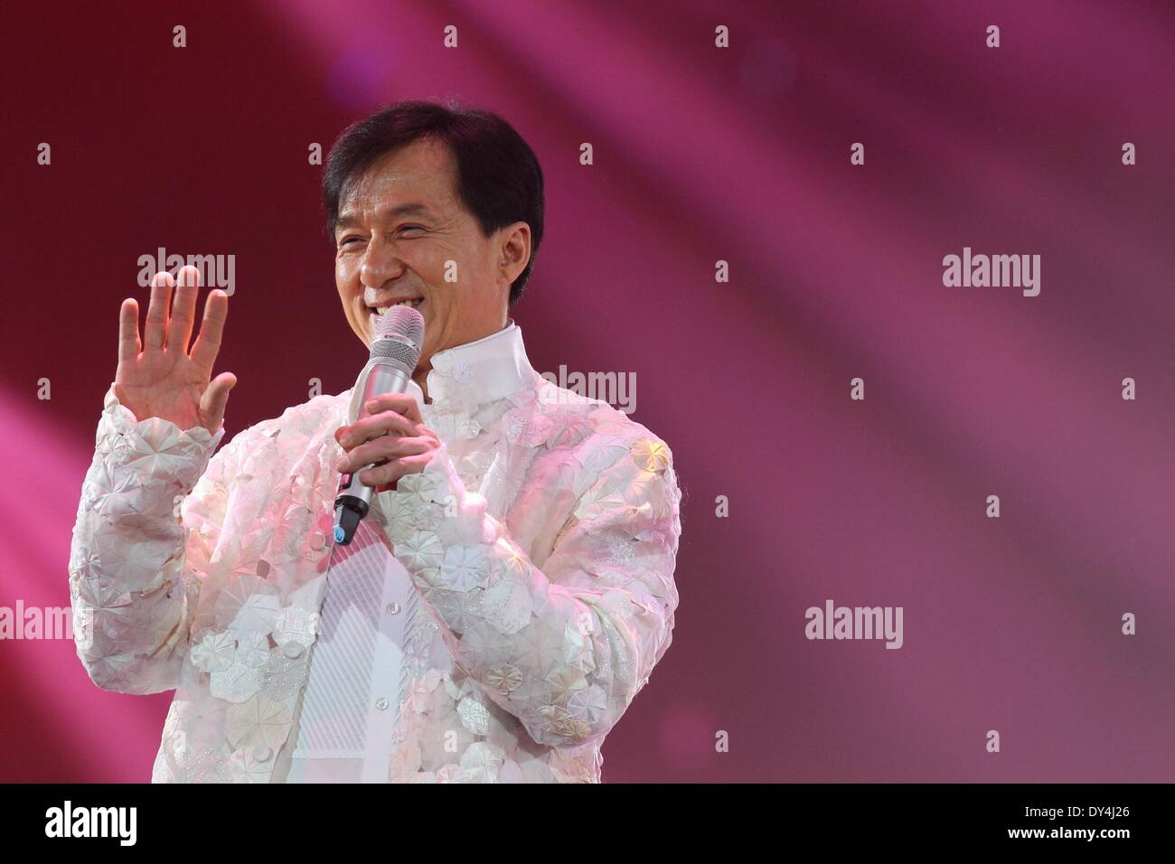 Pechino, Cina. 6 apr, 2014. Film d'azione attore Jackie Chan canta ad un concerto di carità segnando il suo sessantesimo compleanno in Pechino, capitale della Cina, Aprile 6, 2014. Credito: Xinhua/Alamy Live News Foto Stock