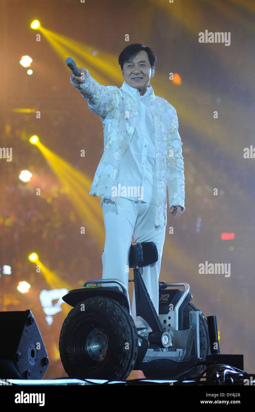 Pechino, Cina. 6 apr, 2014. Film d'azione attore Jackie Chan canta ad un concerto di carità segnando il suo sessantesimo compleanno in Pechino, capitale della Cina, Aprile 6, 2014. Credito: Xinhua/Alamy Live News Foto Stock