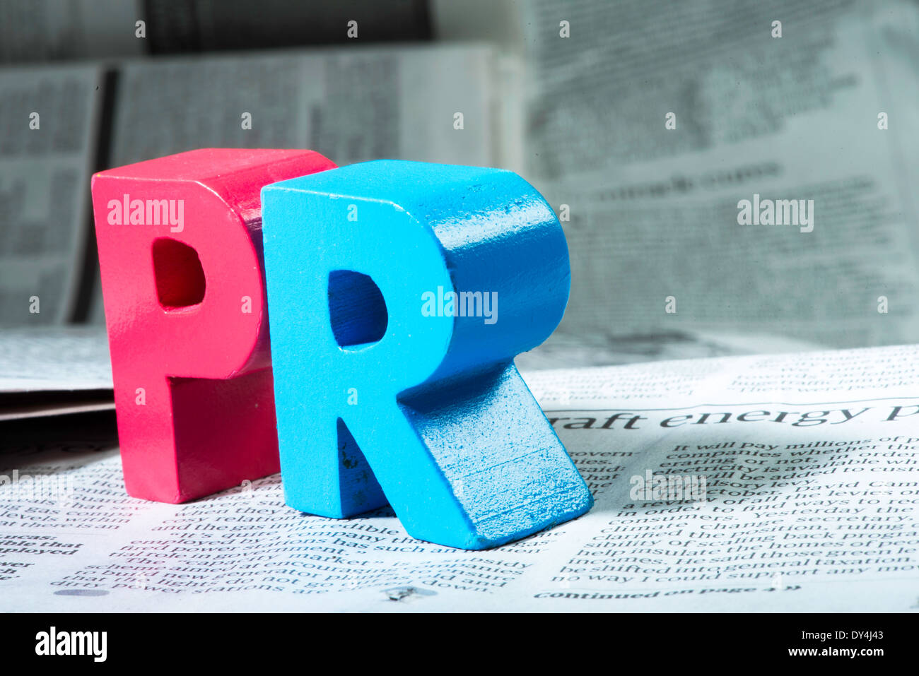 Parola PR sul giornale. Lettere di legno Foto Stock