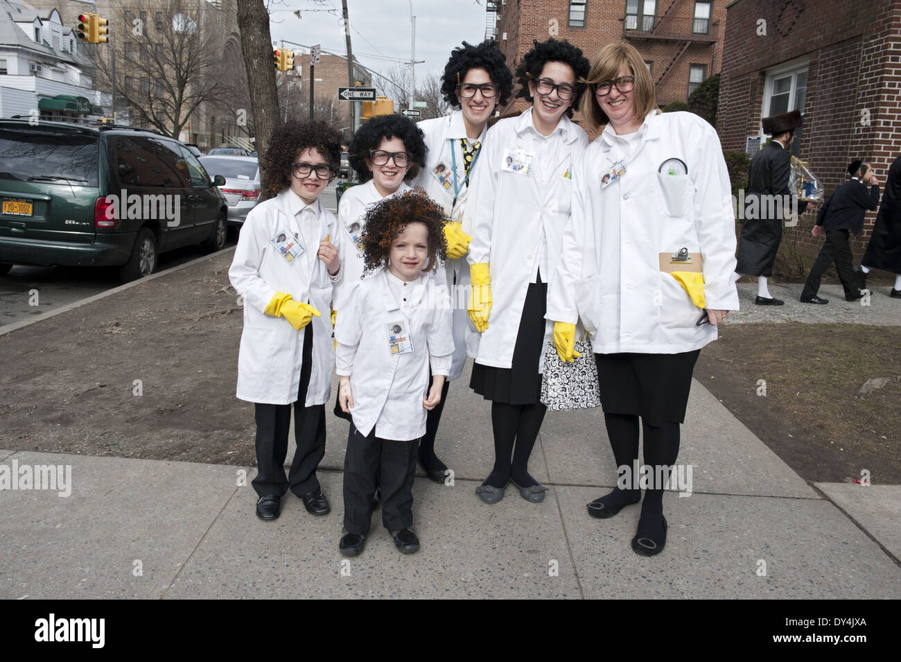Gli Ebrei religiosi celebrano la festa di Purim nel Parco di Borough sezione di Brooklyn, NY, 2011. Foto Stock