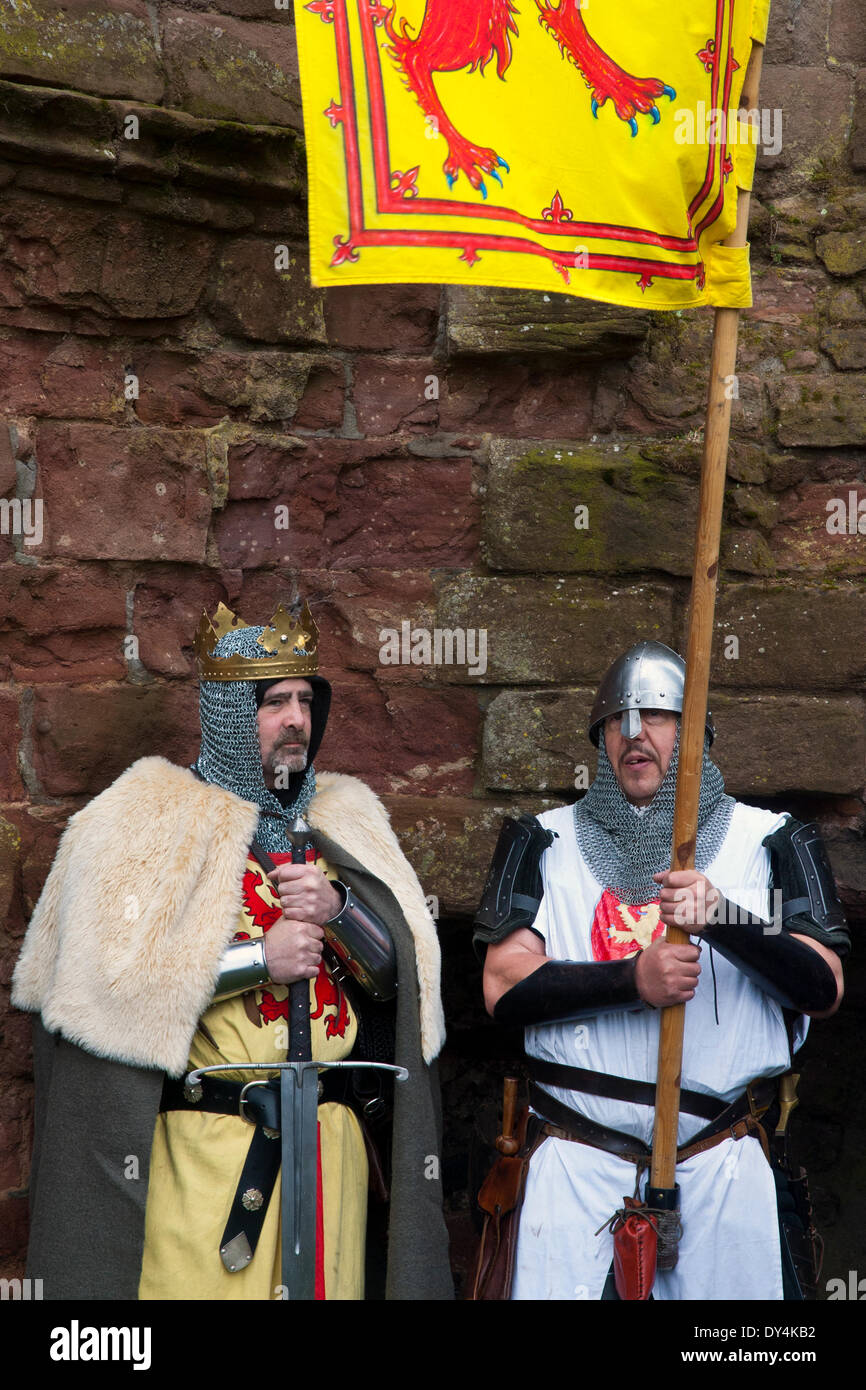 Arbroath, Scotland, Regno Unito il 6 aprile, 2014. Gli artisti interpreti o esecutori e re-enactors a Scottish Homecoming manifestazione "La dichiarazione di Arbroath" tenuto all Abbazia Arboath sulla Scozia Tartan del giorno. I notabili della Scozia, assemblati nelle rovine di Arbroath Abbey per commemorare la firma dell'Declartion di Arbroath nel 1320. Credito: Studio9/Alamy Live News Foto Stock