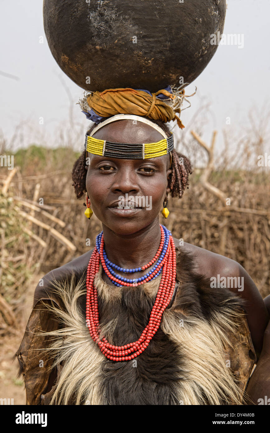 Dassanech donna con una zucca sul suo capo, bassa valle dell'Omo di Etiopia Foto Stock