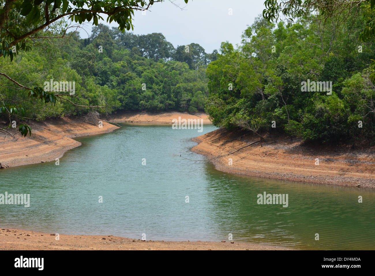 Un prosciugato Lago che fluisce tra due masse di terra Foto Stock