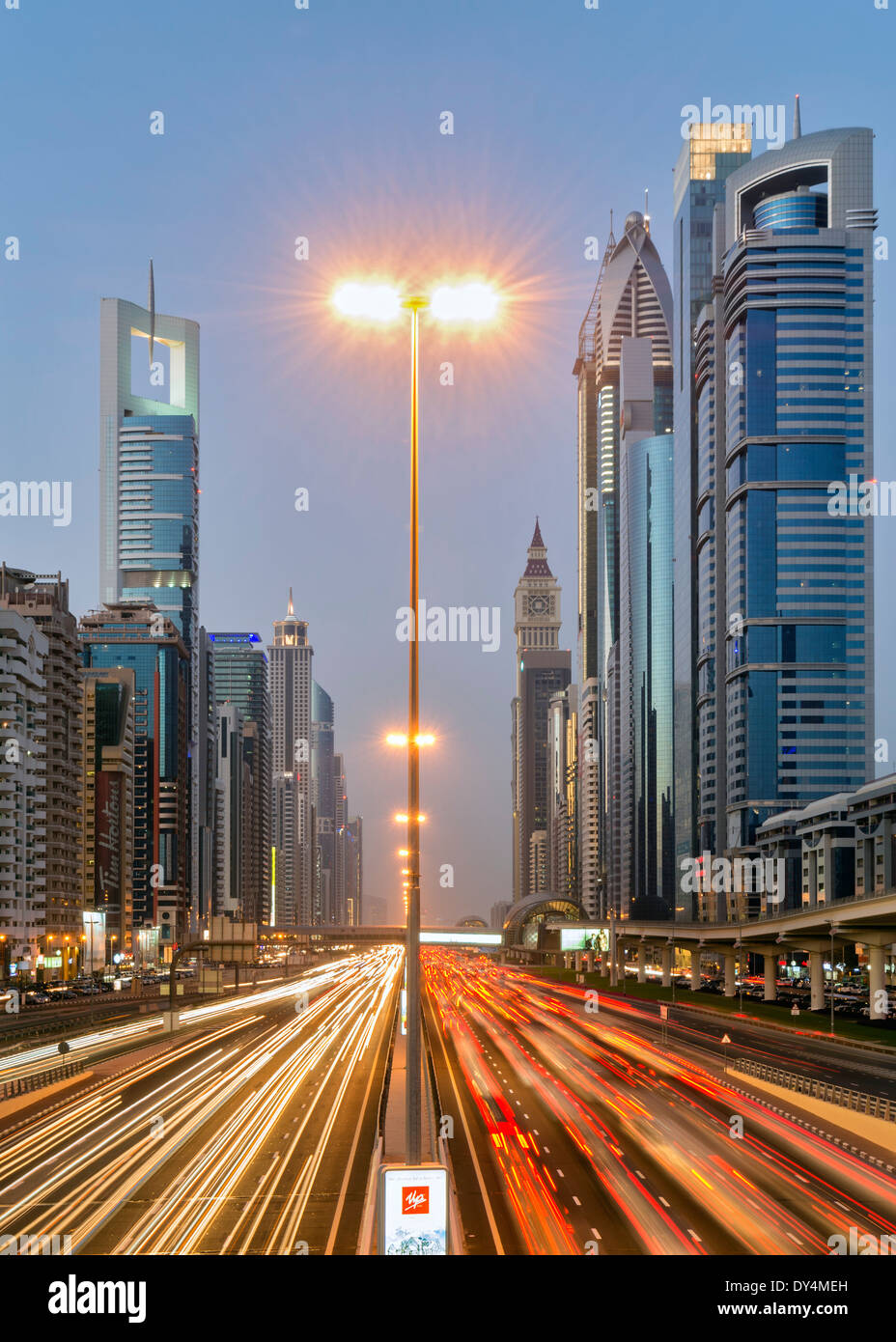 Vista del tramonto di traffico e grattacieli lungo la Sheikh Zayed Road a Dubai Emirati Arabi Uniti Foto Stock