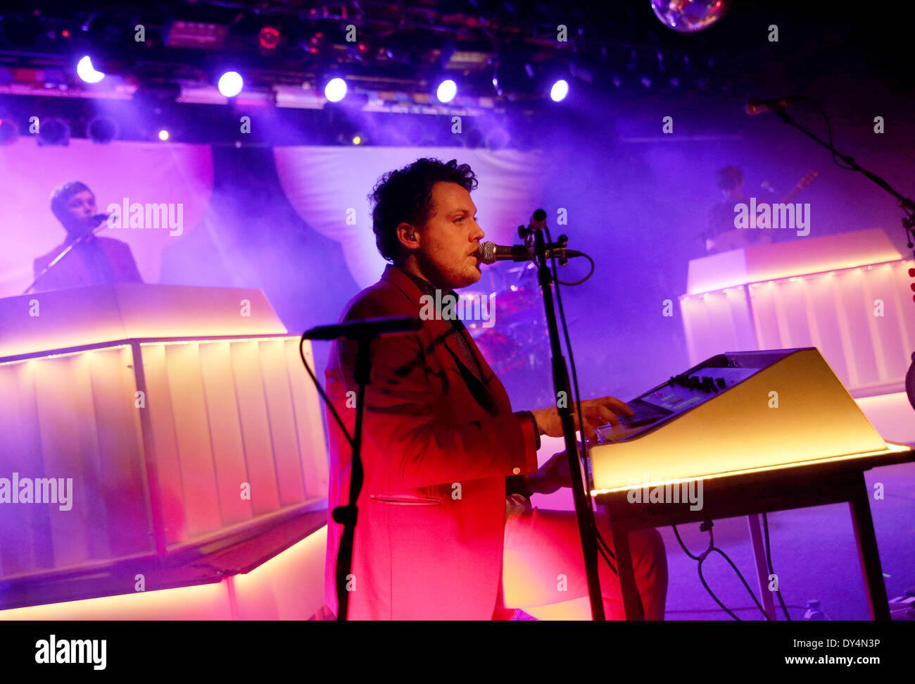 Berlino, Germania. 06 apr 2014. Joseph Mount del gruppo britannico Metronomy esegue sul palco durante un concerto a Astra Kulturhaus di Berlino, Germania, 06 aprile 2014. Hanno presentato il loro ultimo album "Lettere d'amore". Foto: Kay Nietfeld/dpa/Alamy Live News Foto Stock