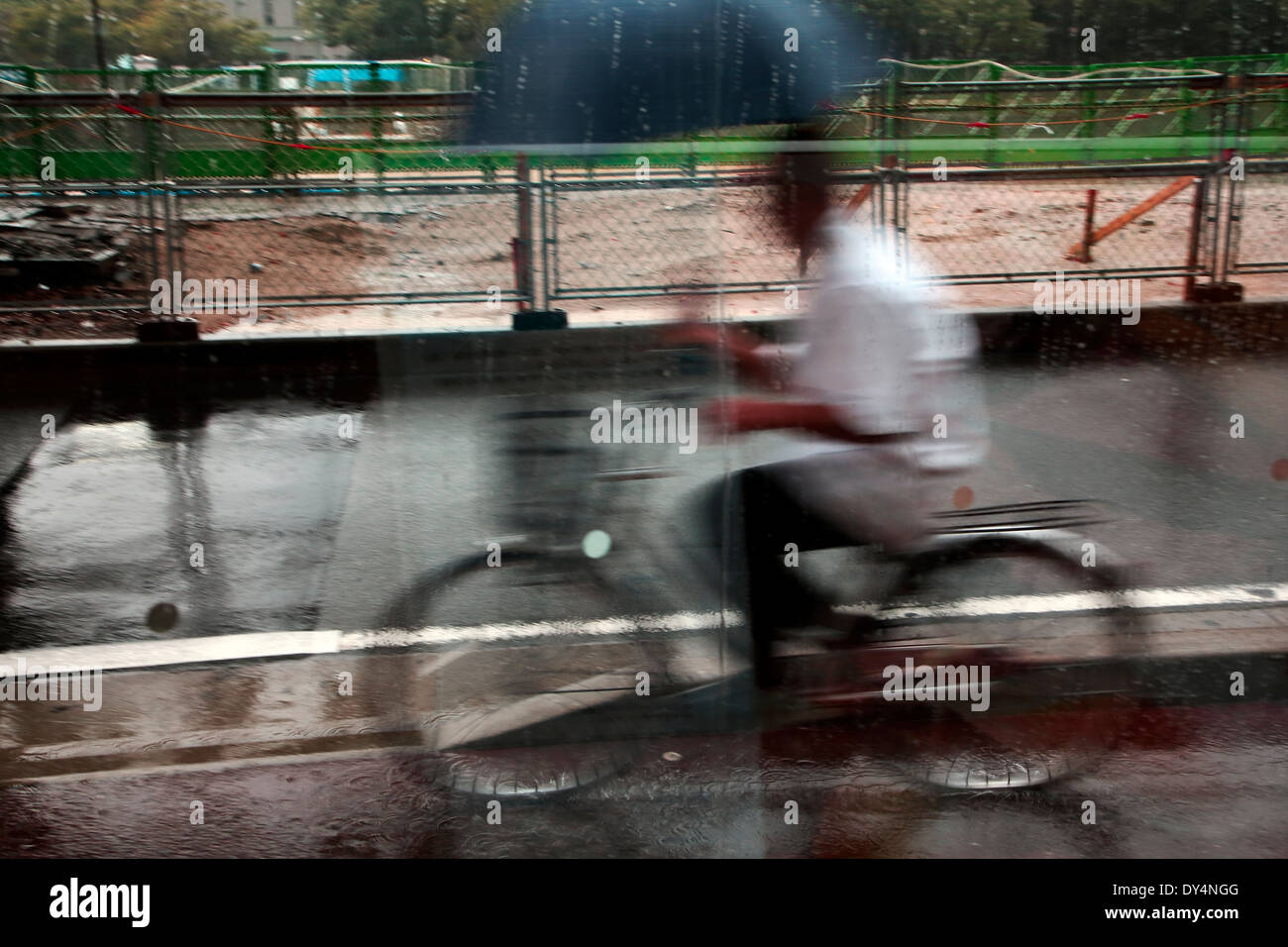 Sfocata figura in bici Giappone Foto Stock