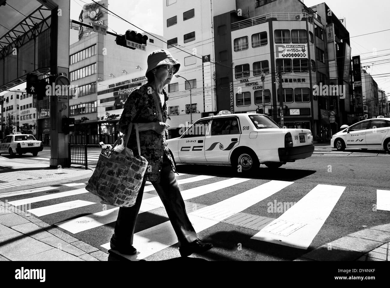 Donna anziana in attraversamento di Nagasaki Foto Stock